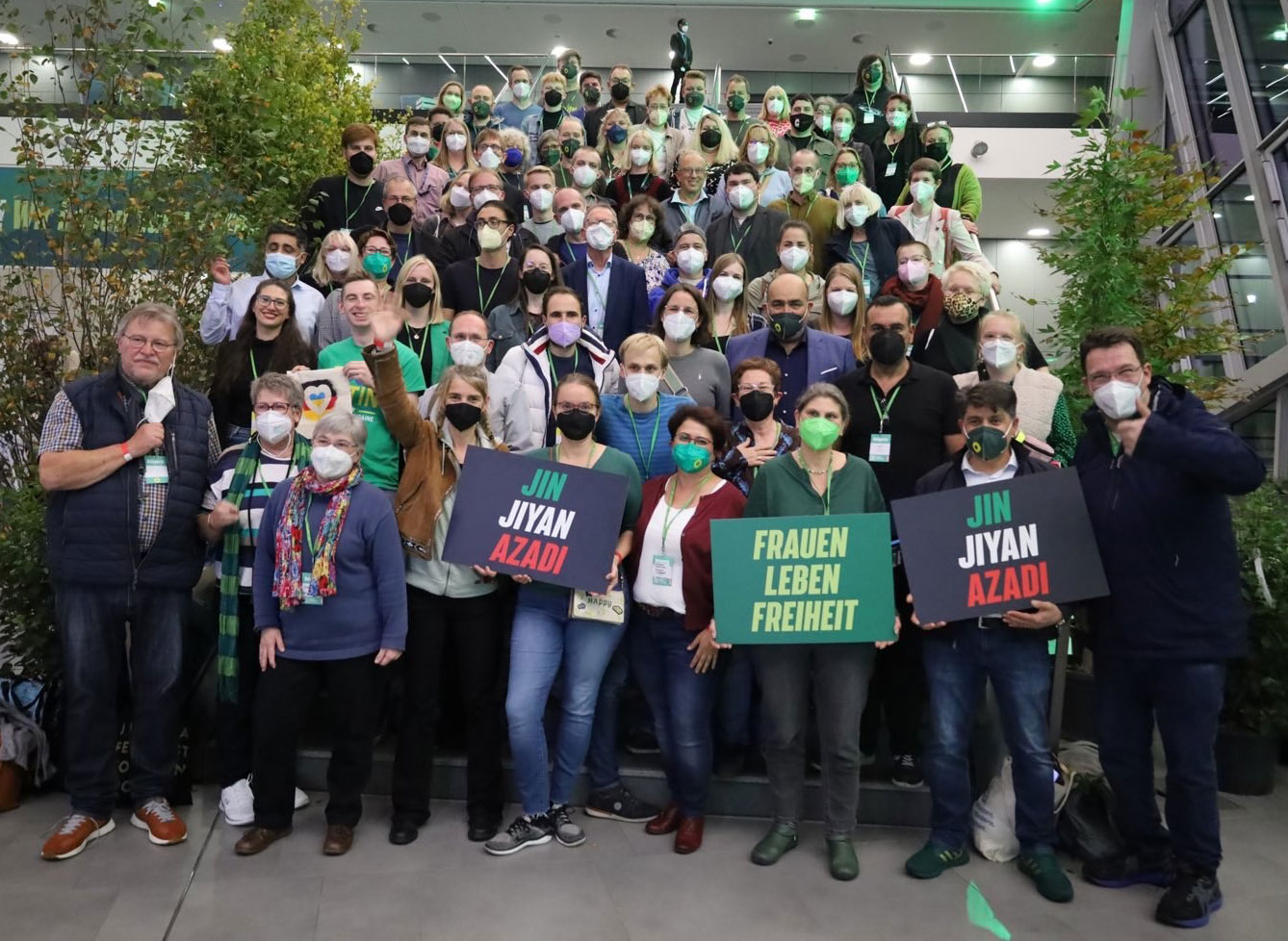 Gruppenbild-der-buendnis-90-die-gruenen-aus-niedersachsen-als-delegierte-zur-bdk-in-bonn